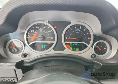 2010 Jeep Wrangler Unlimited Sahara z USA, uszkodzony, nr VIN 1J4HA5H11AL152230